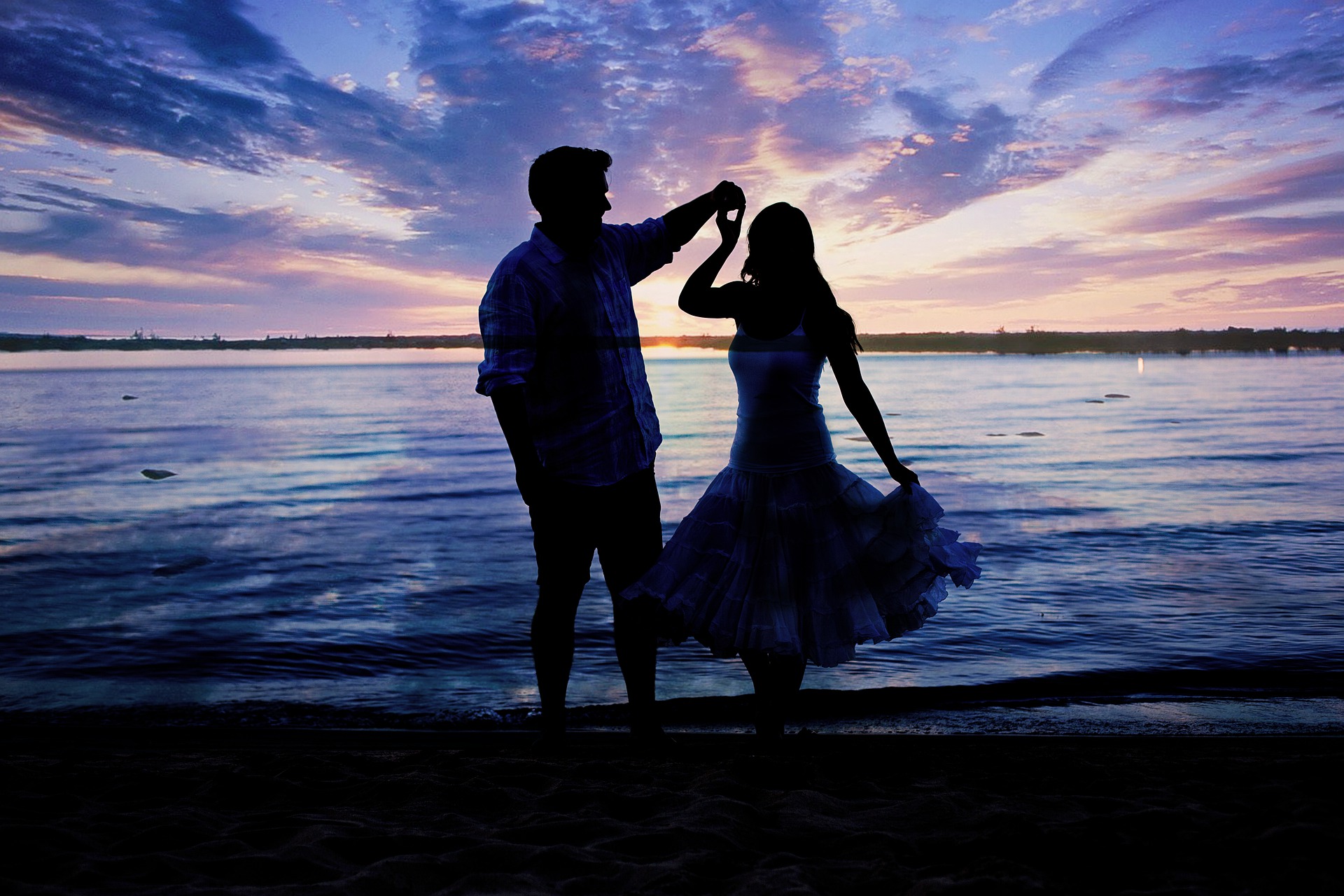 Танец пары под песню. Парень и девушка танцуют. Пара танцует. Романтический танец. Танцы на берегу моря.